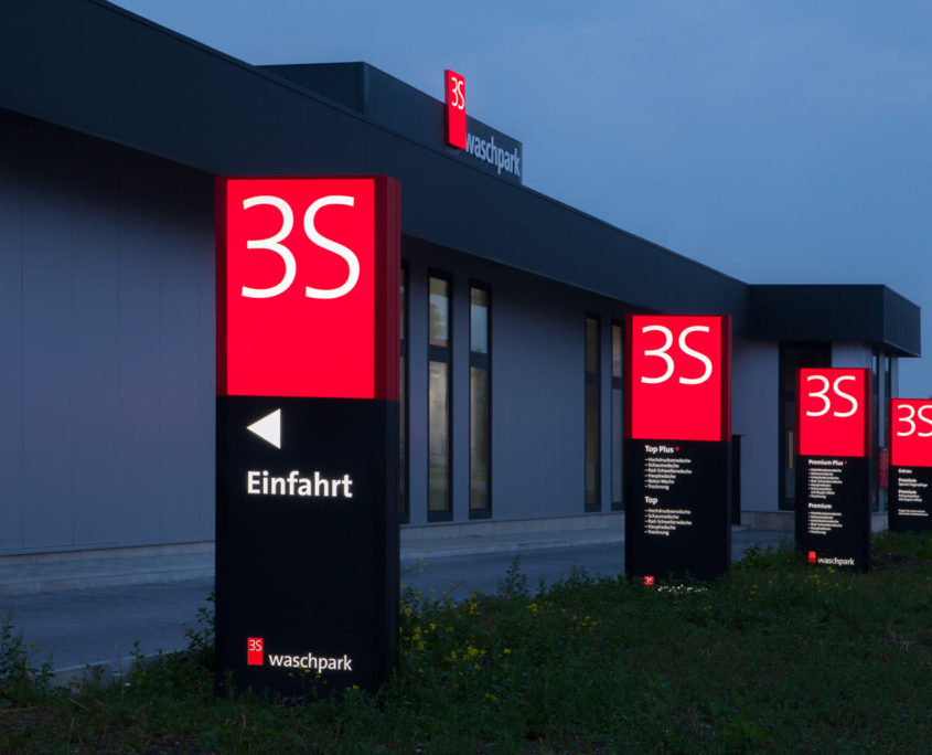 Gerader Pylon flächig beleuchtet mit Folienbeschriftung