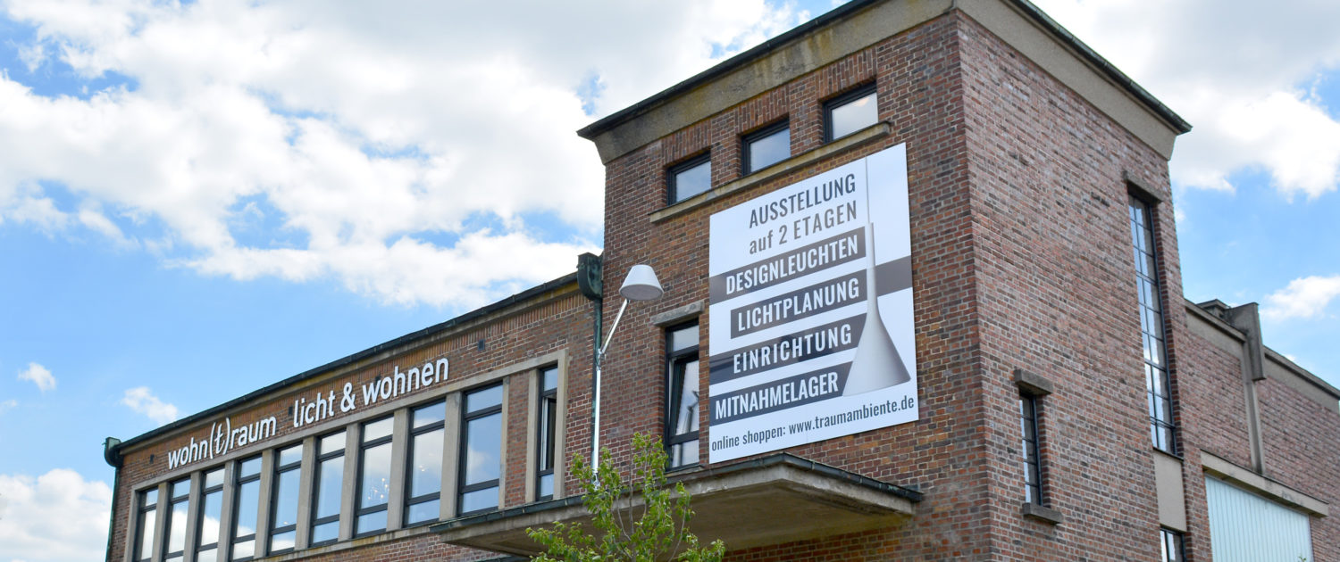 Fassadenschild an Altbau Fassadenschild an Altbau