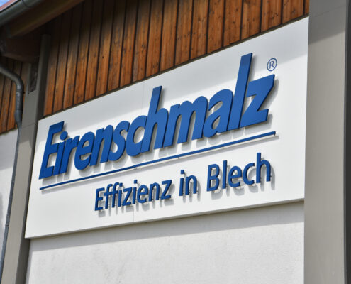 Acryl LED B Leuchtbuchstaben Acrylbuchstaben rückleuchtend an Firmenfassade