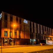 Profil 3 LED-Buchstaben Nacht Profil 3 Leuchtschrift rückleuchtend an Hotelfassade