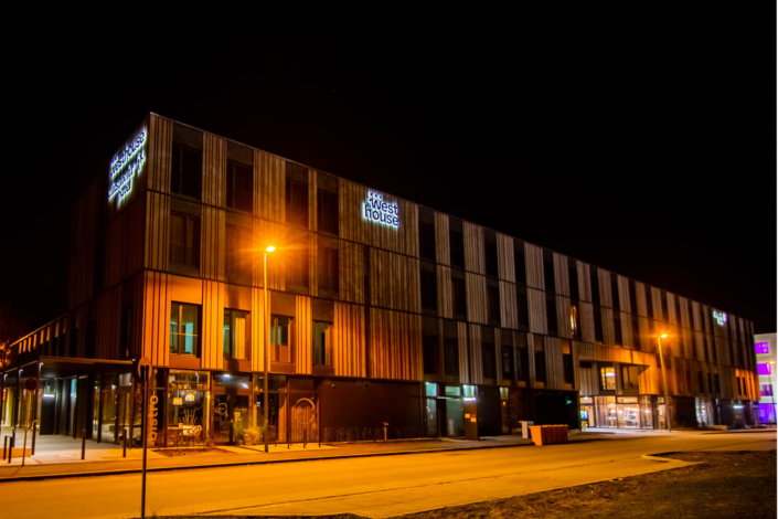 Profil 3 LED-Buchstaben Nacht Profil 3 Leuchtschrift rückleuchtend an Hotelfassade