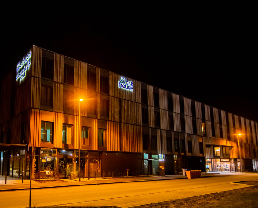 Profil 3 LED-Buchstaben Nacht Profil 3 Leuchtschrift rückleuchtend an Hotelfassade