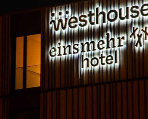 Profil 3 LED-Buchstaben Nacht Profil 3 Leuchtschrift rückleuchtend an Hotelfassade