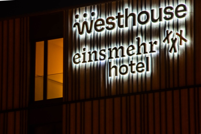 Profil 3 LED-Buchstaben Nacht Profil 3 Leuchtschrift rückleuchtend an Hotelfassade
