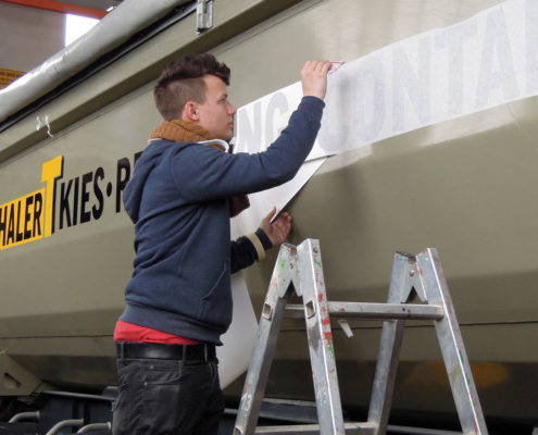 LKW-Beschriftung-Montage