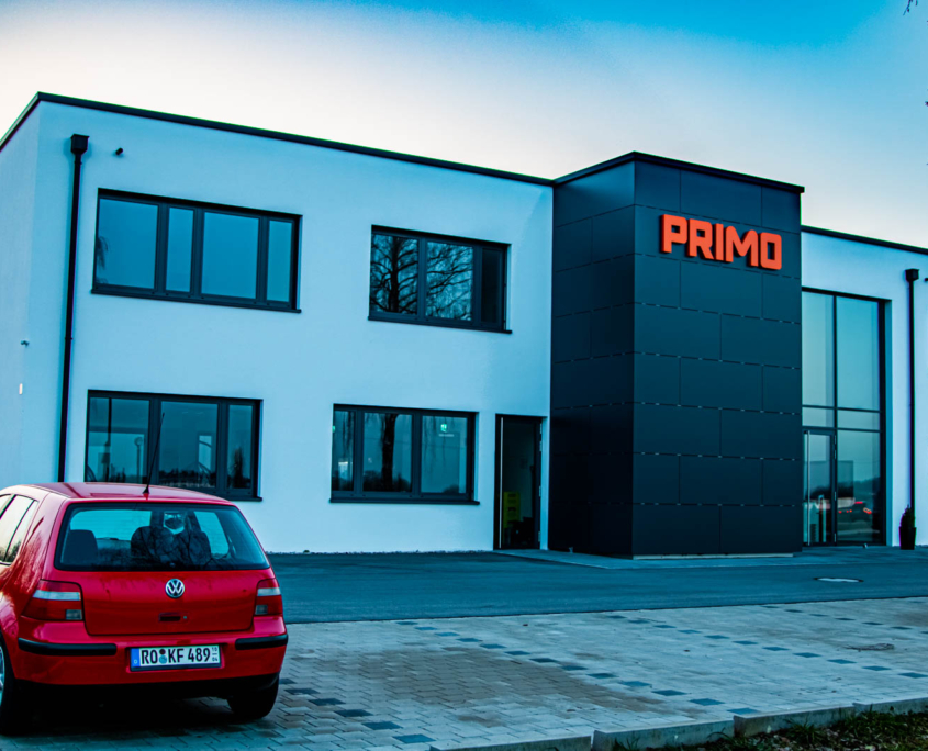Profil 6 LED-Buchstaben an Gewerbebau Profil 6 Leuchtschrift an Firmenfassade Tag