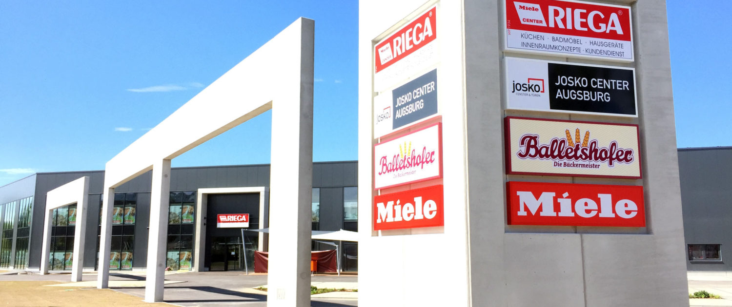 Leuchtkaesten-auf-Betonwand Leuchtkästen an Betonwand