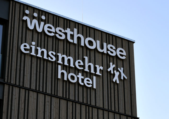Profil 3 LED-Buchstaben Profil 3 Leuchtschrift aus Edelstahl en Hotelfassade