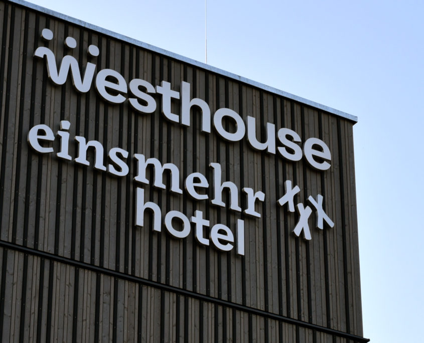 Profil 3 LED-Buchstaben Profil 3 Leuchtschrift aus Edelstahl en Hotelfassade