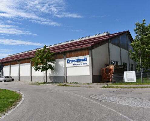 Acrylbuchstaben rückleuchtend an Firmenfassade