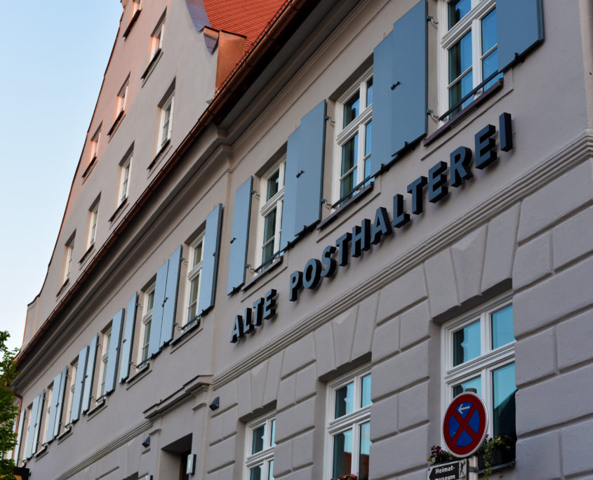 Leuchtbuchstaben an einem renovierten Hotel