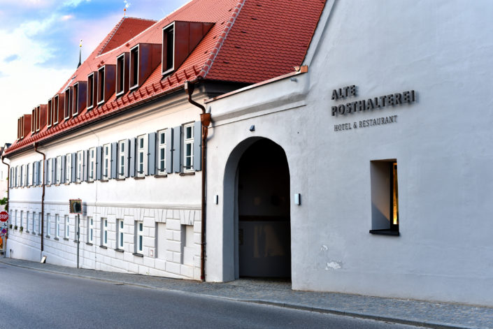 Profil 3 Leuchtschrift an Hotel Fassade