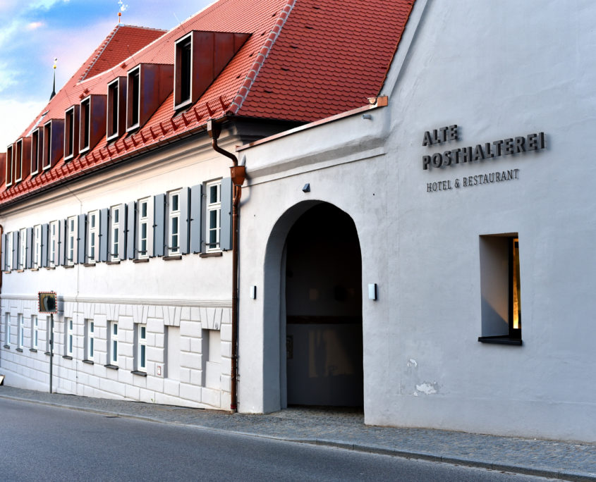 Profil 3 Leuchtschrift an Hotel Fassade