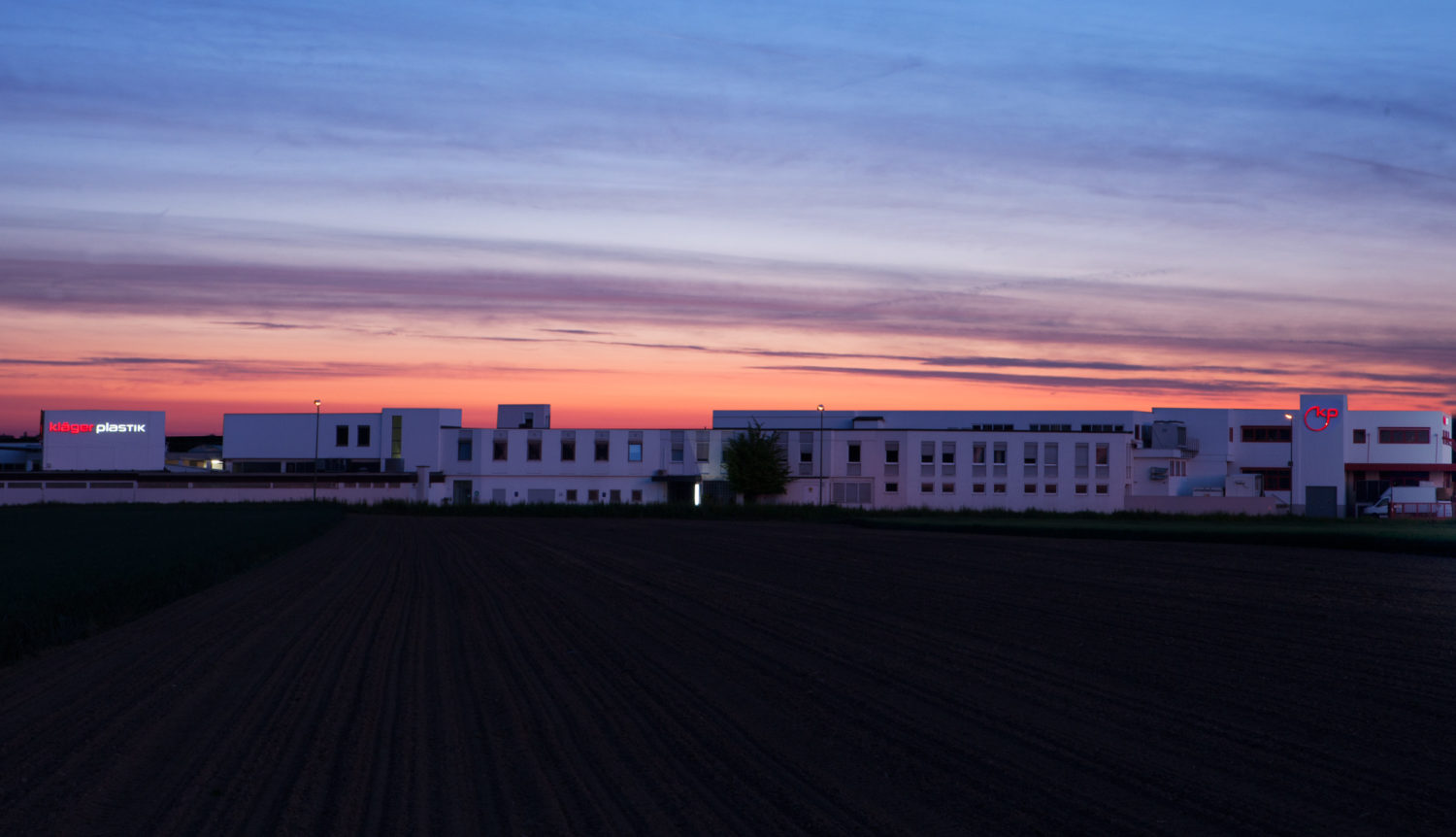 Lichtwerbeanlagen-an-Industriegebaeude