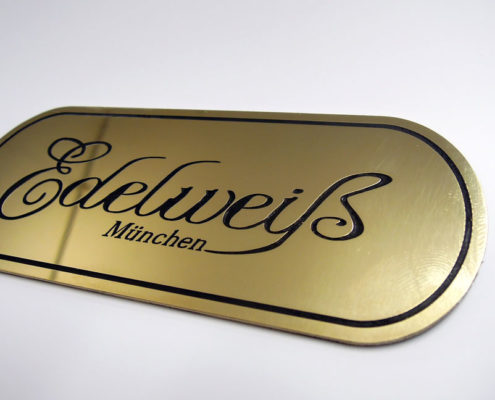 Messingschild-mit-gravierter-Schrift