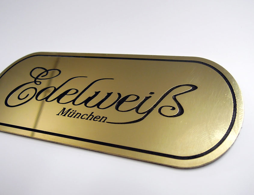 Messingschild-mit-gravierter-Schrift