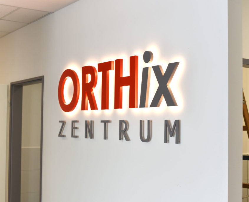 beleuchtetes Logo für Arztpraxis