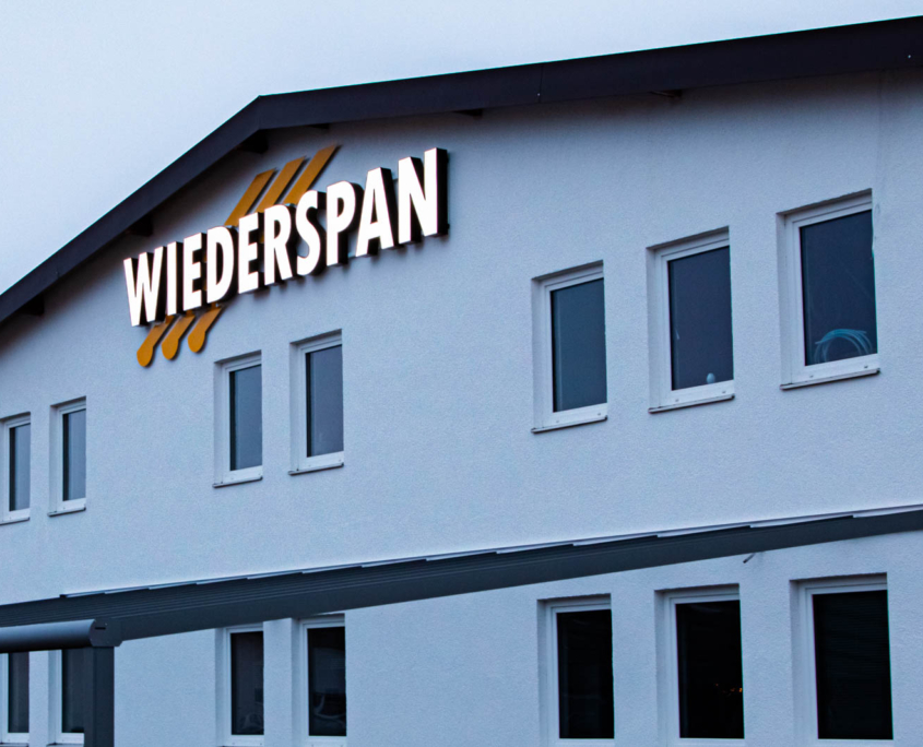 Profil 5 LED-Buchstaben Nacht Profil 5 Leuchtschrift an Firmenfassade