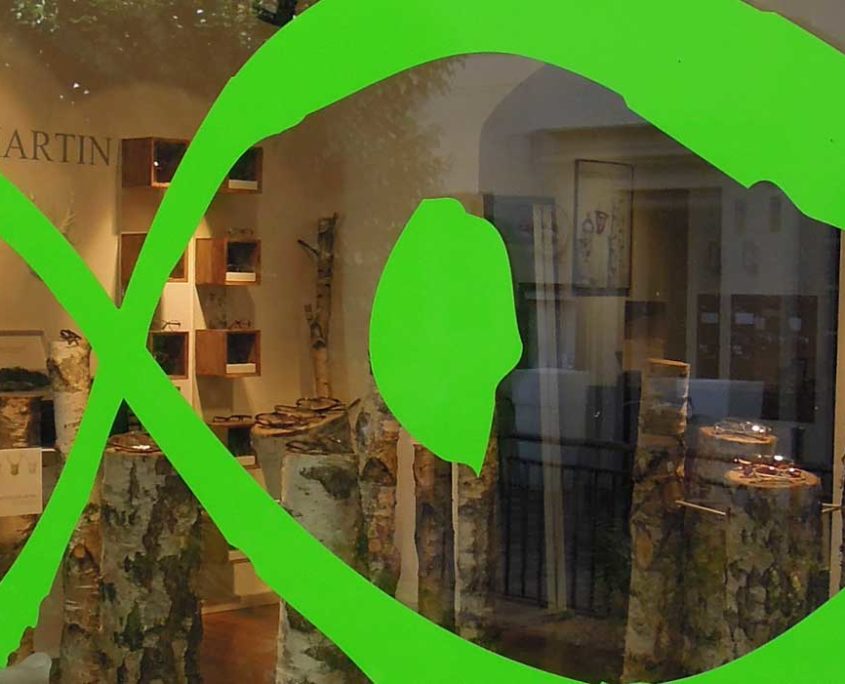 Schaufensterbeschriftung-mit-gruener-Brille