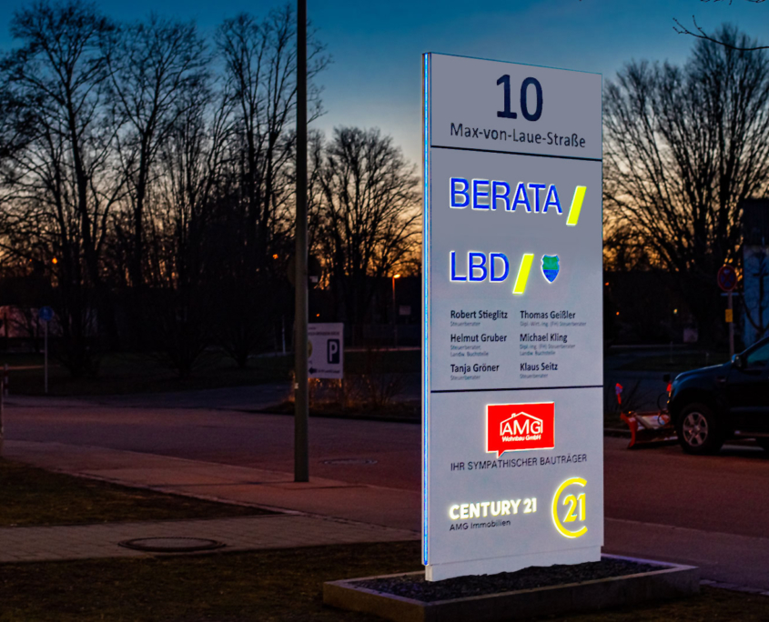 Slimline Werbepylon mit Leuchtbuchstaben und seitlicher Leuchtkontur