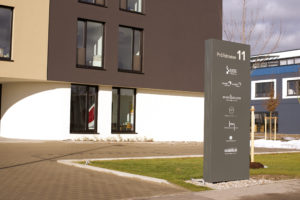 Gerader Pylon mit Folienbeschriftung