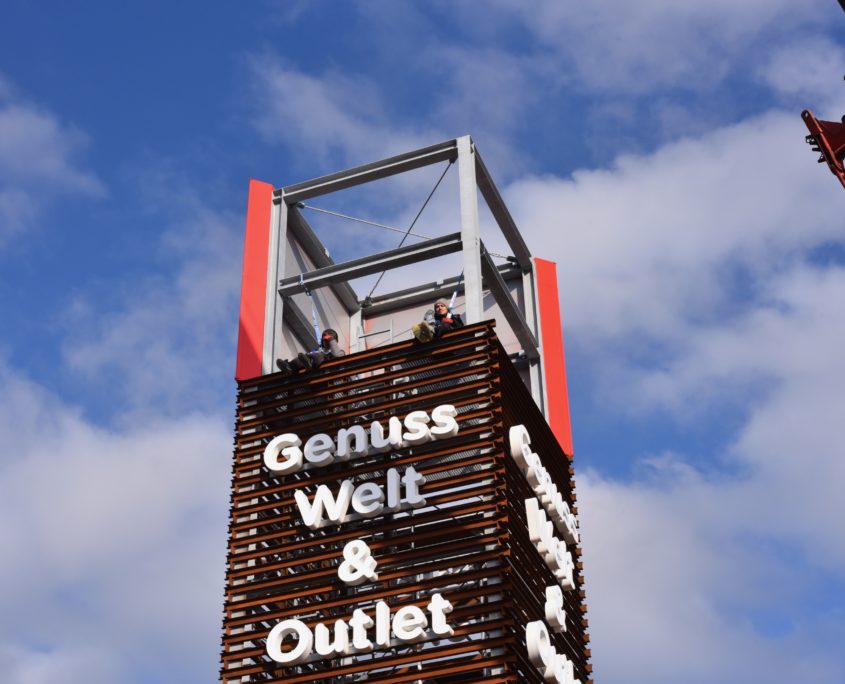 Werbeturm mit Leuchtlogo Werbeturm Montage