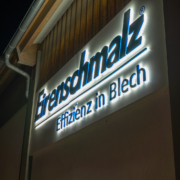 Acryl LED B Leuchtbuchstaben Nacht Acrylbuchstaben rückleuchtend an Firmenfassade Nacht