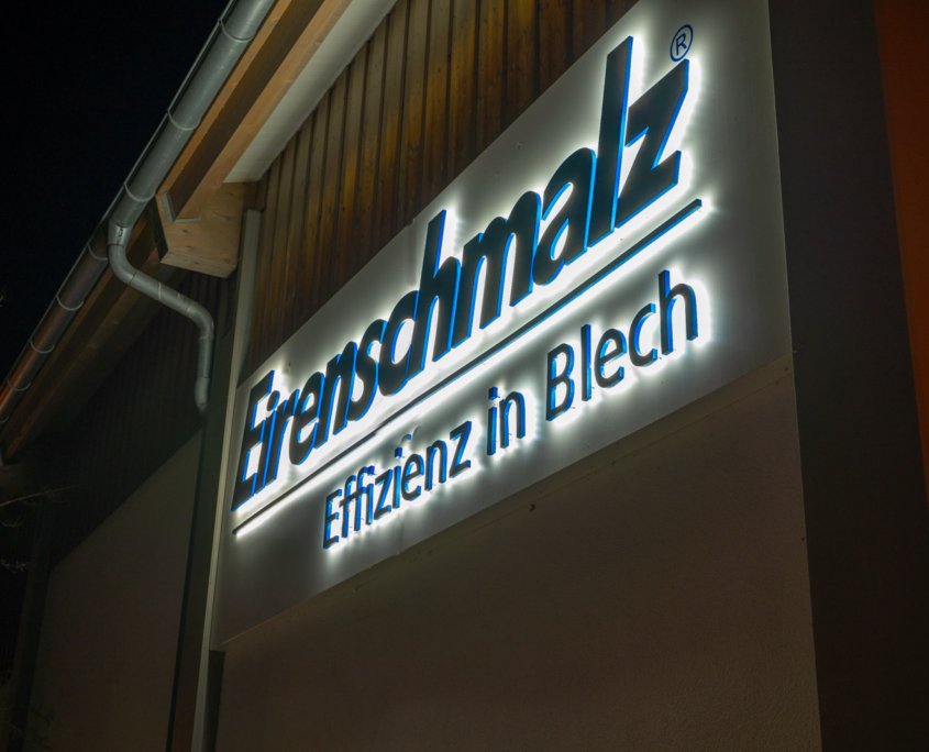 Acryl LED B Leuchtbuchstaben Nacht Acrylbuchstaben rückleuchtend an Firmenfassade Nacht