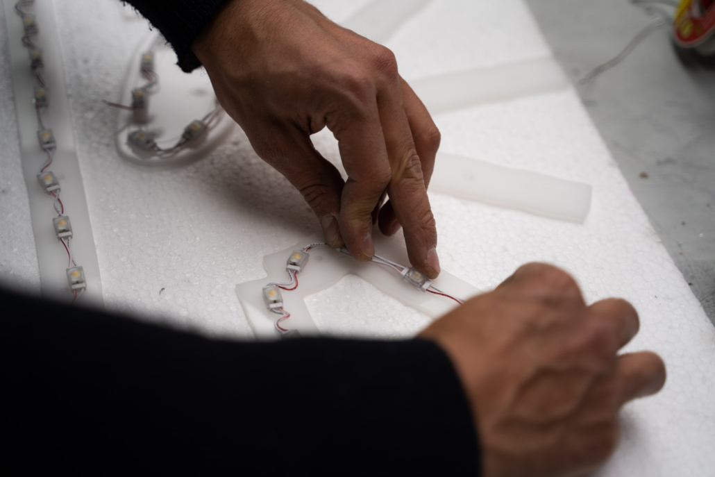 Acryl LED B Leuchtschrift Fertigung Acrylbuchstaben rückleuchtend LED Platzierung