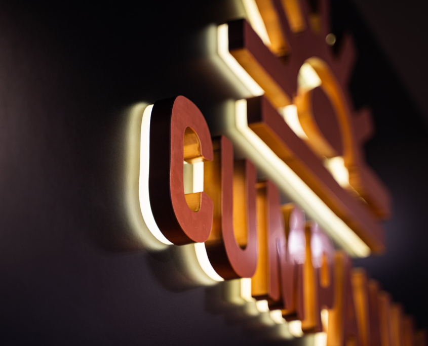 Acryl LED B Leuchtschrift Innen Acrylbuchstaben rückleuchtend im Detail Innenraum