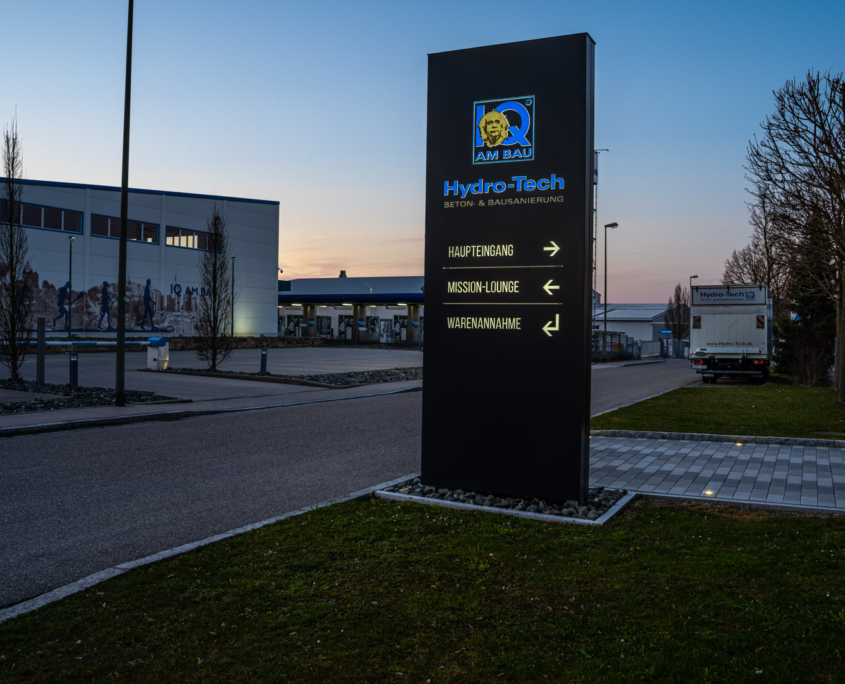 Gerader Werbepylon mit Leuchtlogo und Leuchtbuchstaben