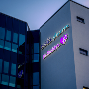 Profil 8 LED-Buchstaben Nacht Profil 8 Leuchtschrift an Firmenfassade front- und seitenleuchtend