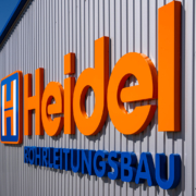 Profil 01 3D-Buchstaben und Logo Profil 01 Schrift an Firmenfassade