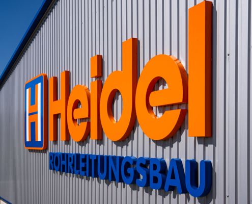 Profil 01 3D-Buchstaben und Logo Profil 01 Schrift an Firmenfassade