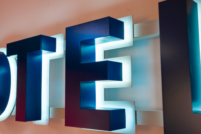 Profil 3 LED-Buchstaben Hotel Profil 3 Leuchtschrift rückleuchtend Nacht