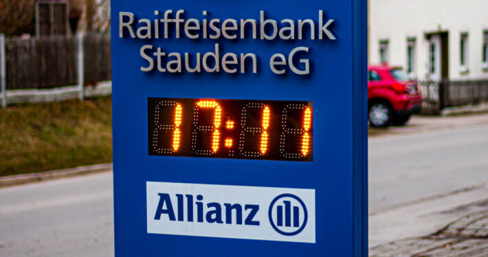 Gerader Pylon mit wechselnder Anzeige und Edelstahlbuchstaben