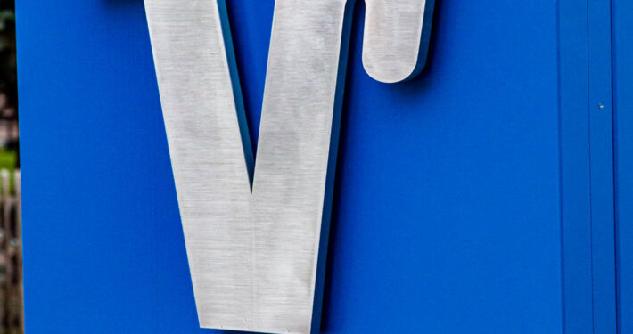 Gerader Pylon mit Edelstahlbuchstaben und Logo