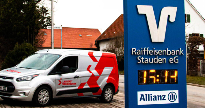 Gerader Pylon mit Edelstahl Buchstaben und wechselnder Anzeige