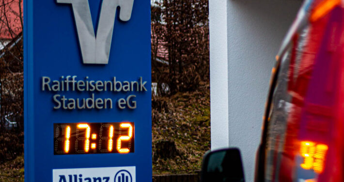 Gerader Pylon mit Edelstahl Buchstaben und wechselnder Anzeige