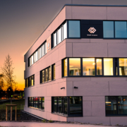 Unbeleuchtetes Schild Logo an Firmenfassade