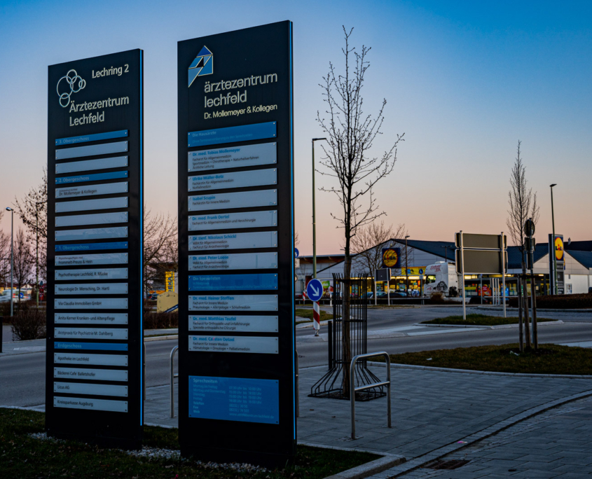 Slimline Pylon mit seitlicher Leuchtkontur und durchgesteckten LED-Buchstaben und Logo